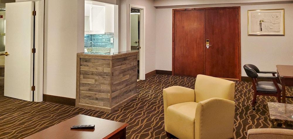 Quality Inn & Suites Cincinnati I-275 Springdale Extérieur photo