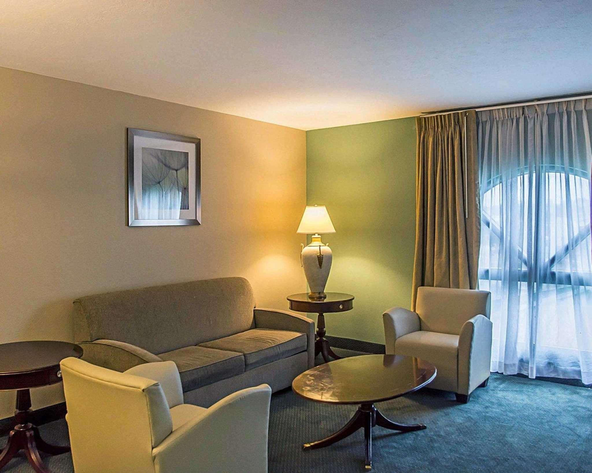 Quality Inn & Suites Cincinnati I-275 Springdale Extérieur photo