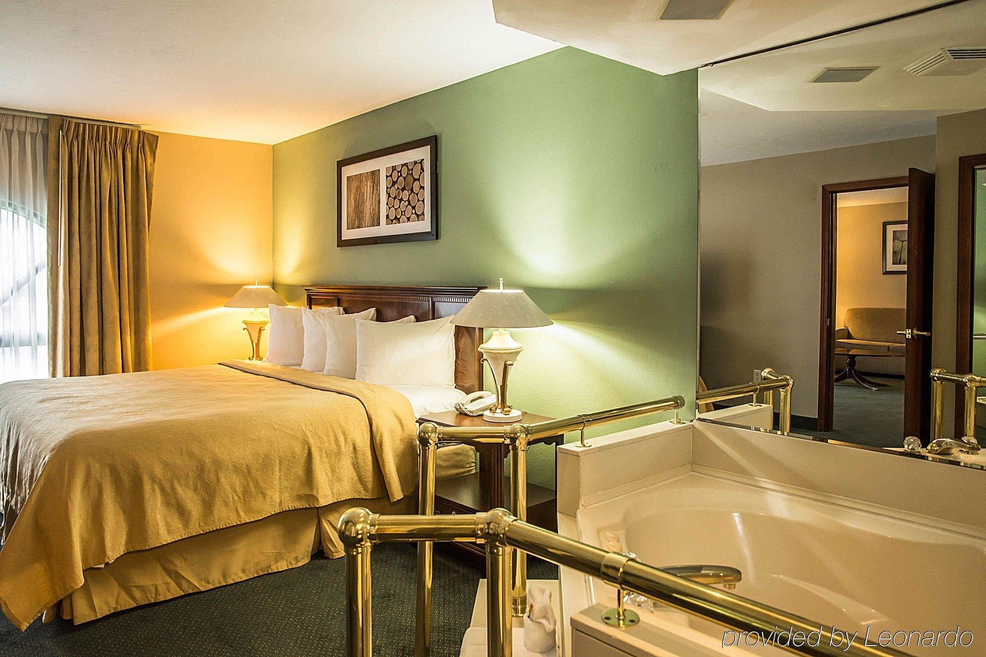 Quality Inn & Suites Cincinnati I-275 Springdale Extérieur photo