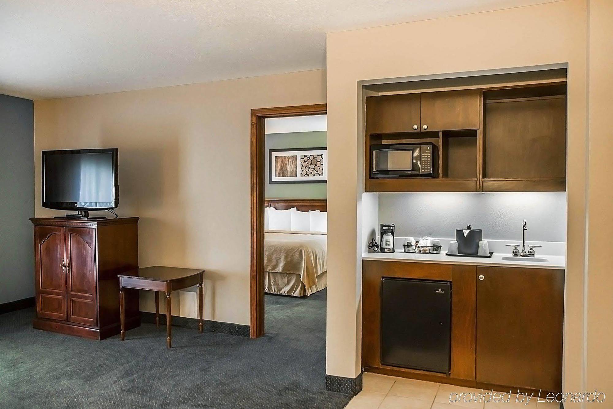 Quality Inn & Suites Cincinnati I-275 Springdale Extérieur photo