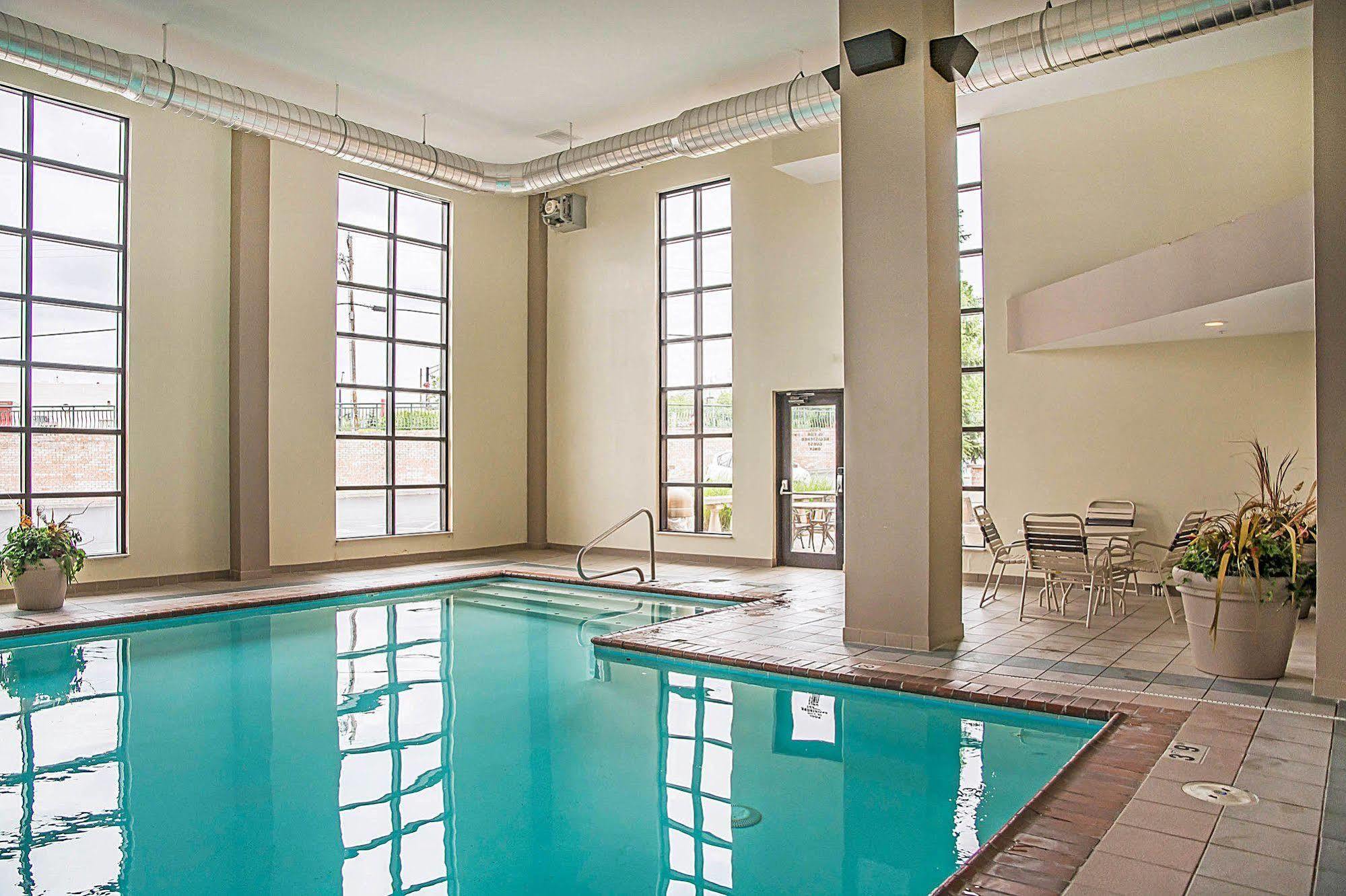 Quality Inn & Suites Cincinnati I-275 Springdale Extérieur photo