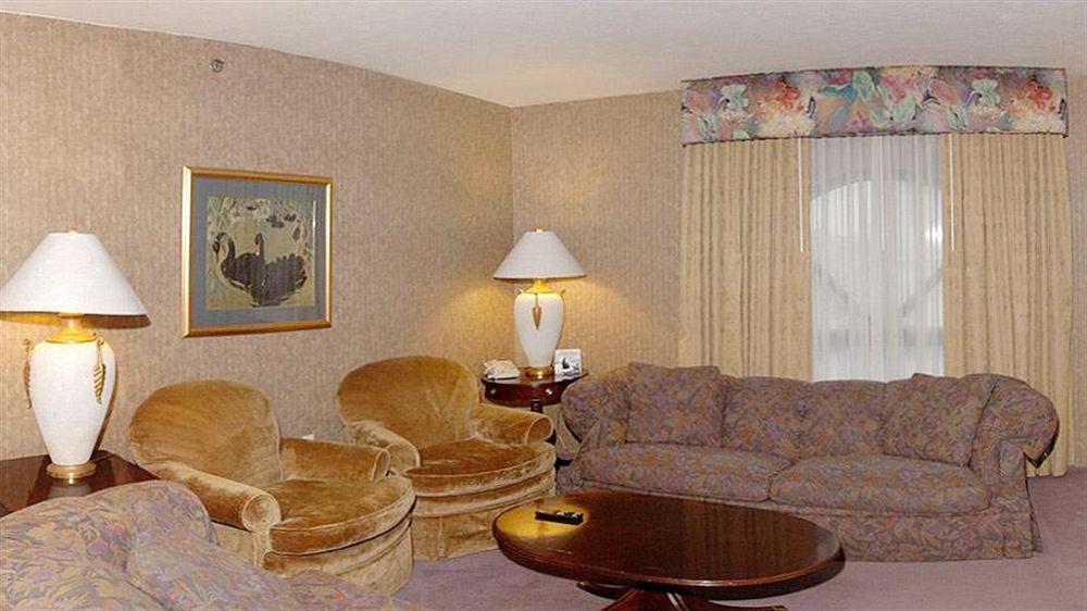 Quality Inn & Suites Cincinnati I-275 Springdale Extérieur photo